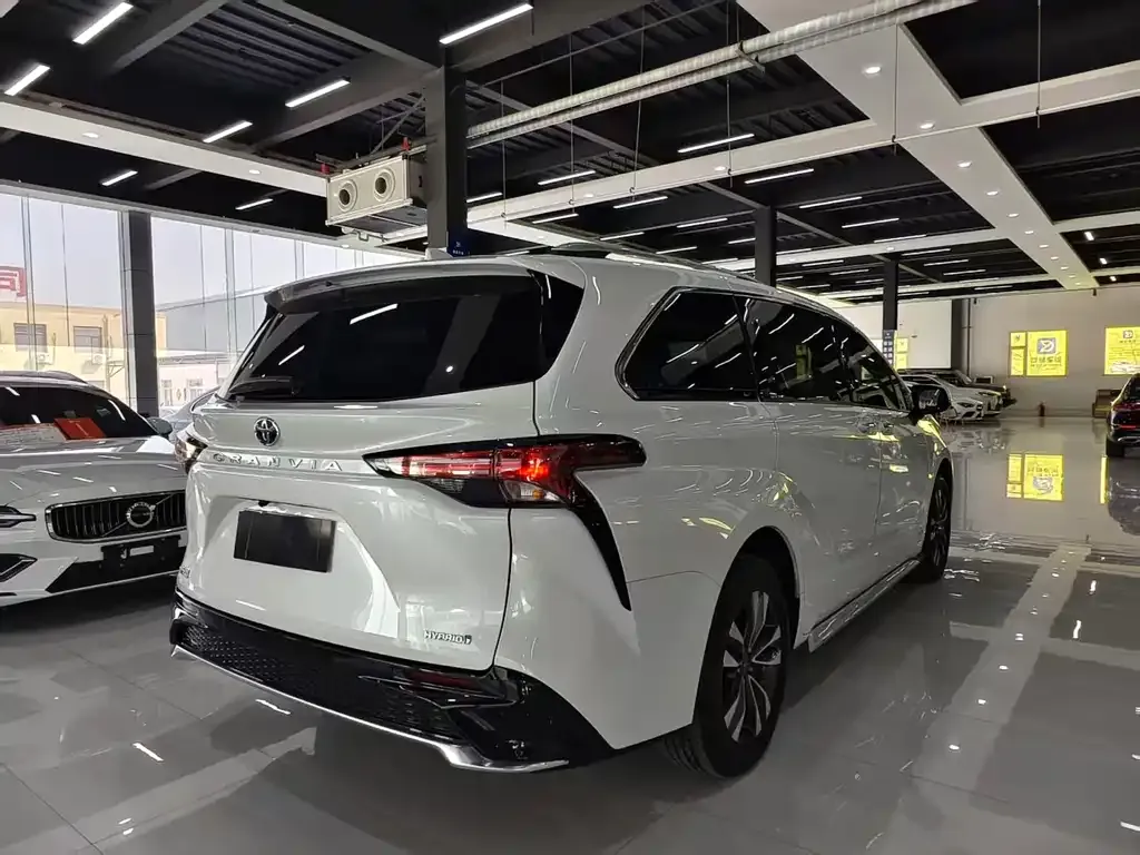 Toyota Granvia — фото 10