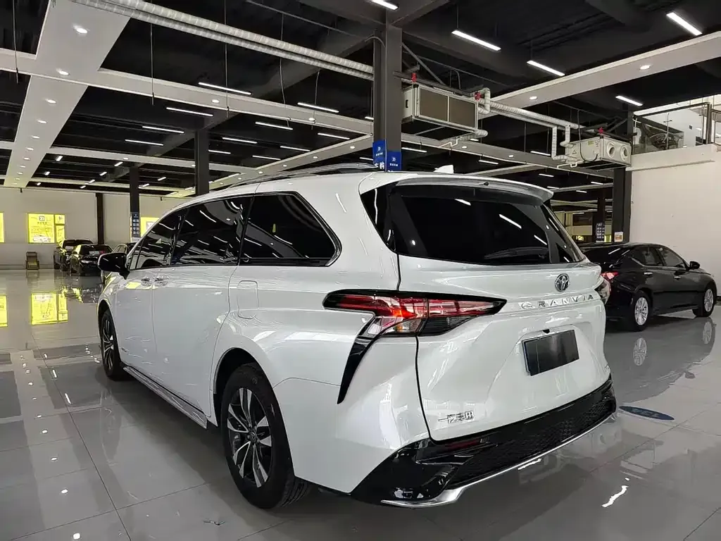 Toyota Granvia — фото 8