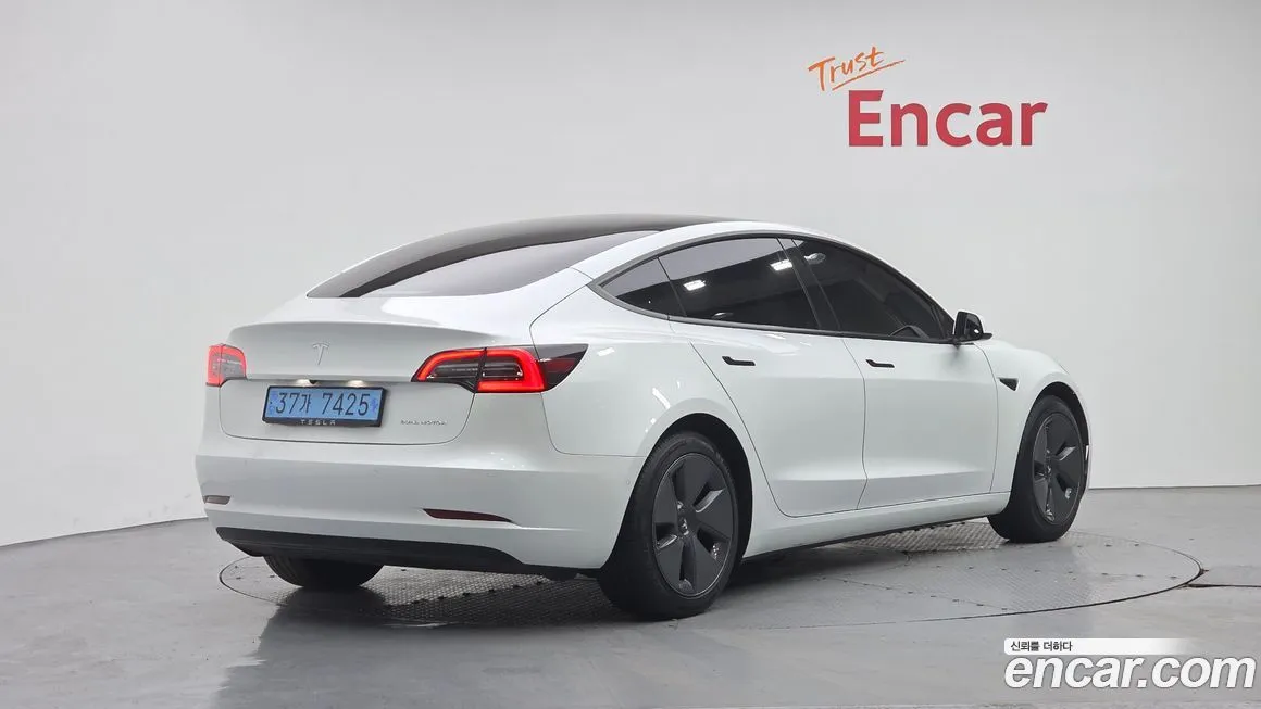 Tesla Model 3 — фото 10