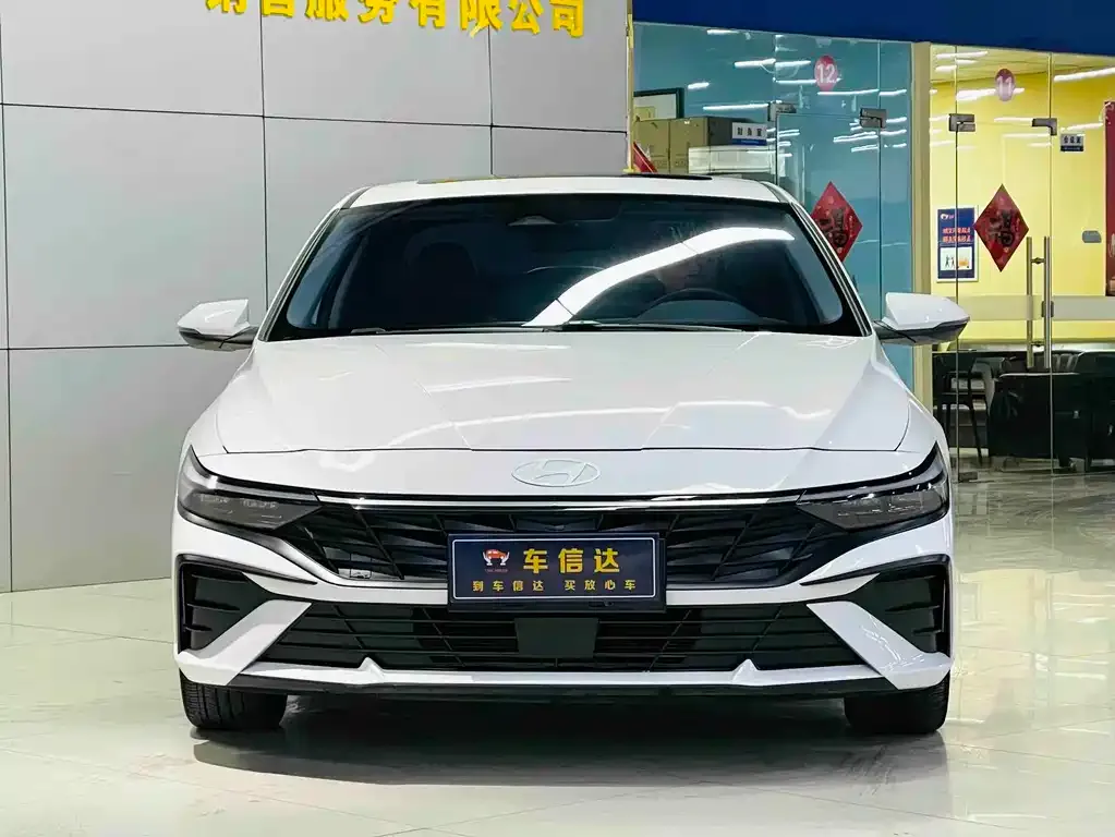 Hyundai Elantra — фото 1