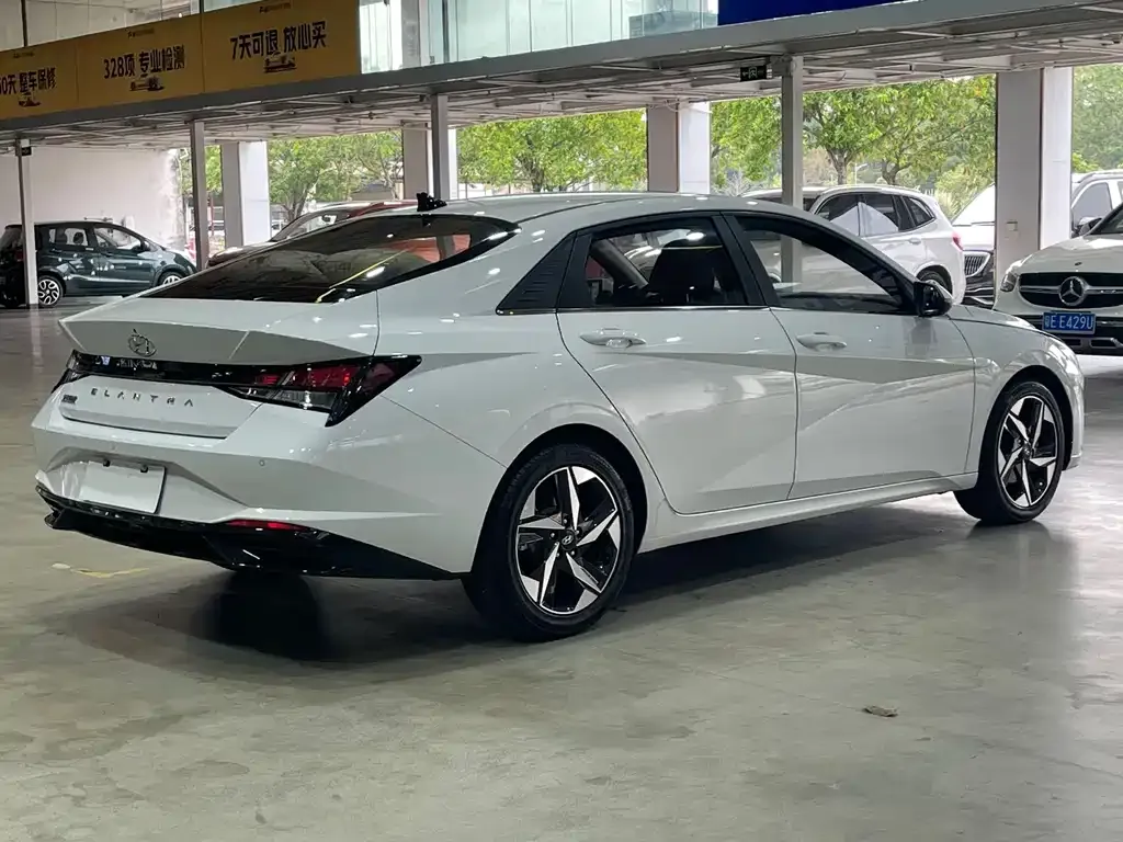 Hyundai Elantra — фото 8
