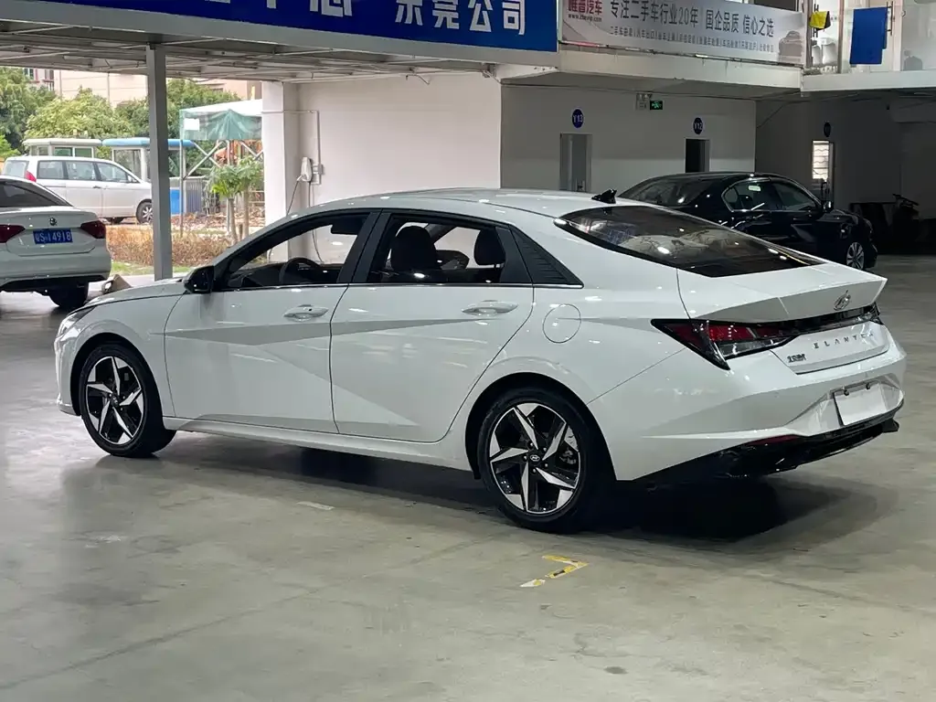 Hyundai Elantra — фото 7