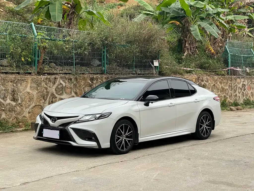 Toyota Camry — фото 1