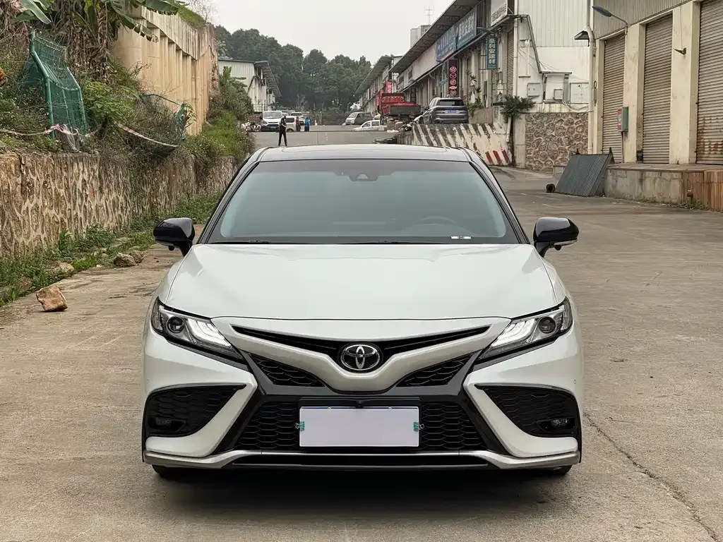 Toyota Camry — фото 9