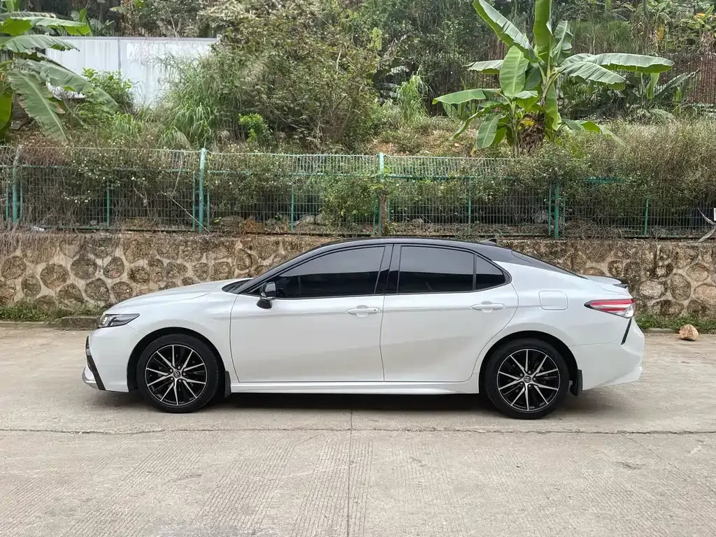 Toyota Camry — фото 7