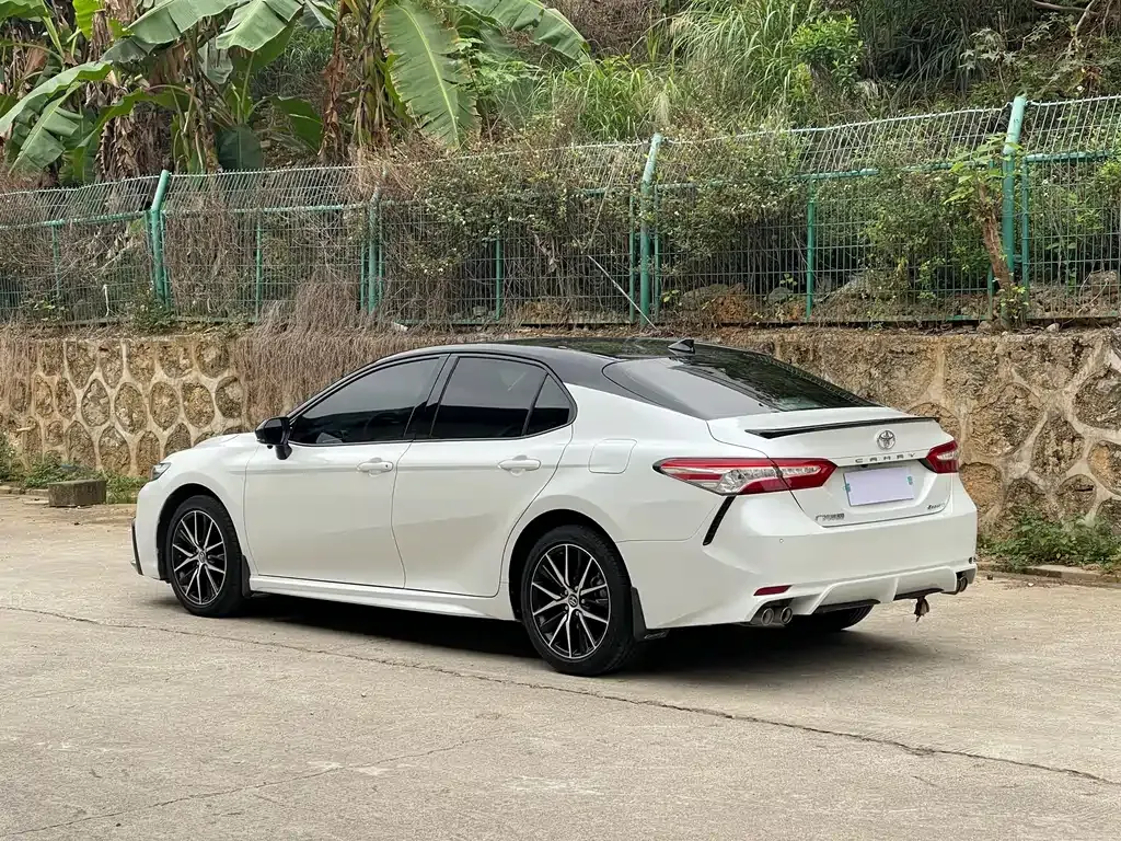 Toyota Camry — фото 2