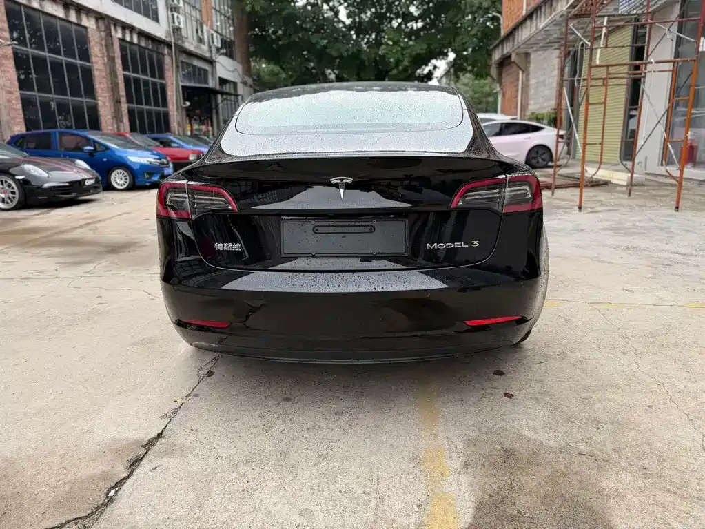 Tesla Model 3 — фото 9
