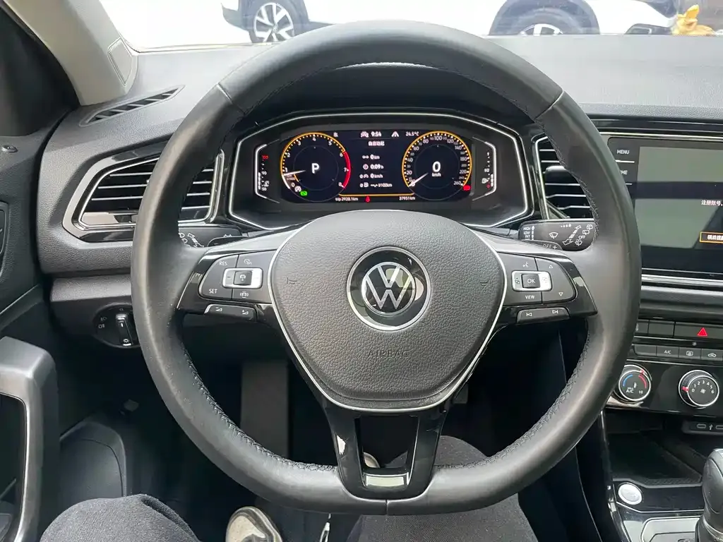 Volkswagen T-Roc — фото 3