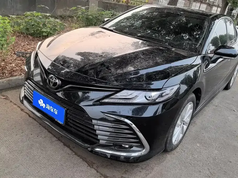 Toyota Camry — фото 1