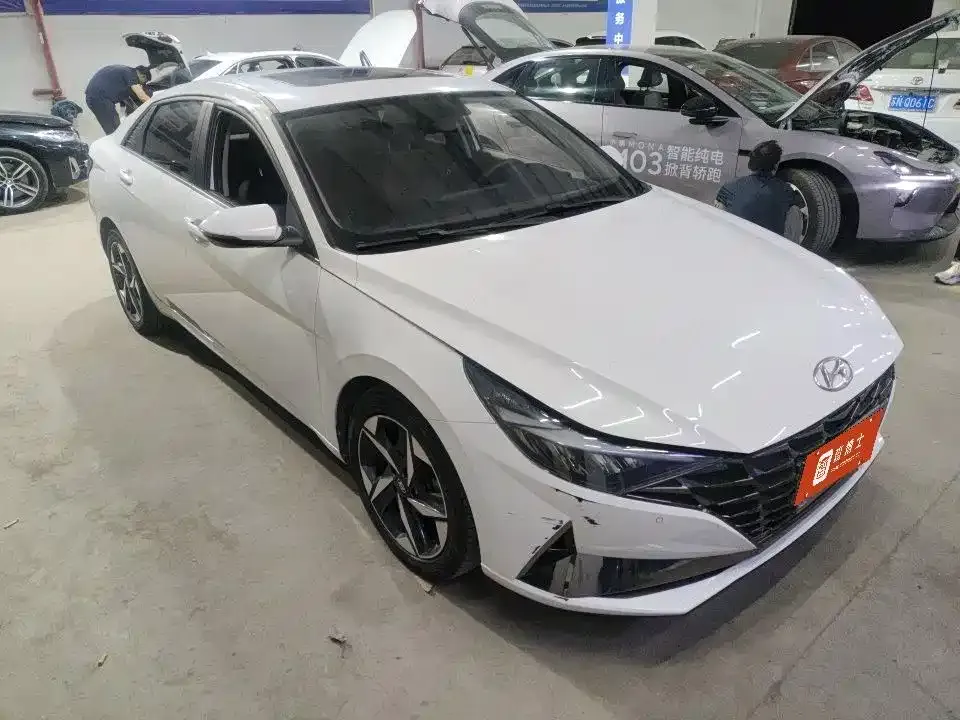 Hyundai Elantra — фото 1