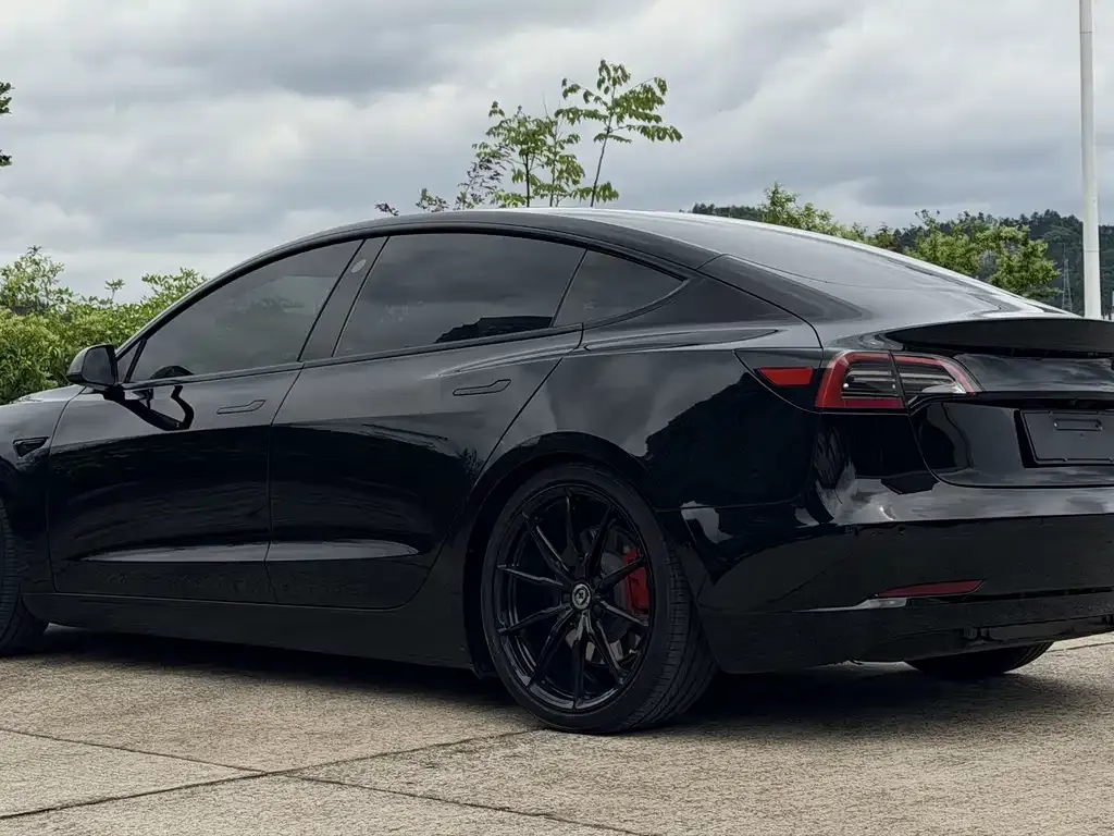 Tesla Model 3 — фото 4