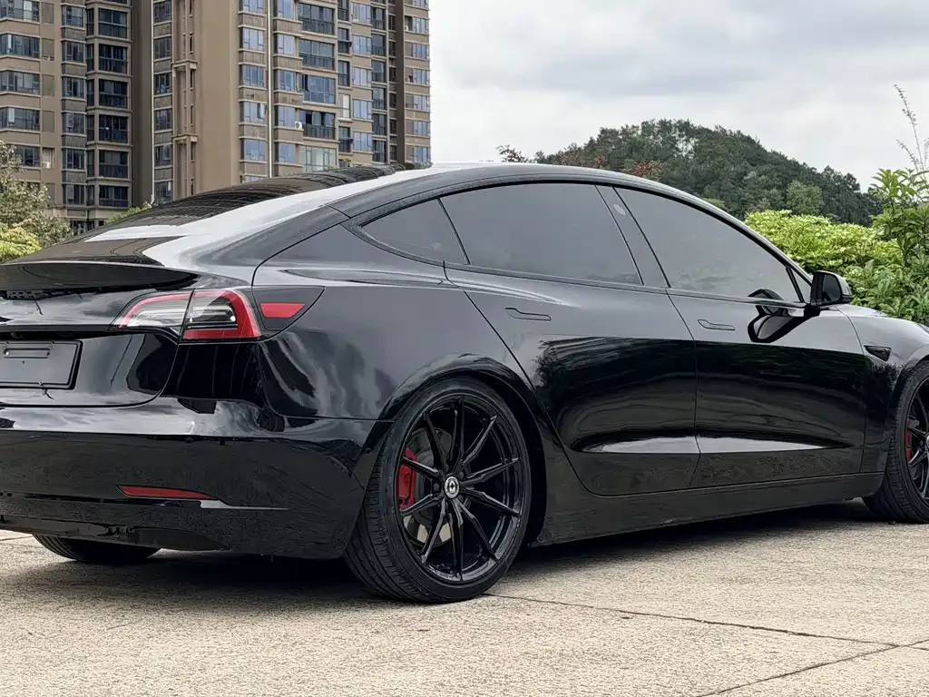 Tesla Model 3 — фото 10