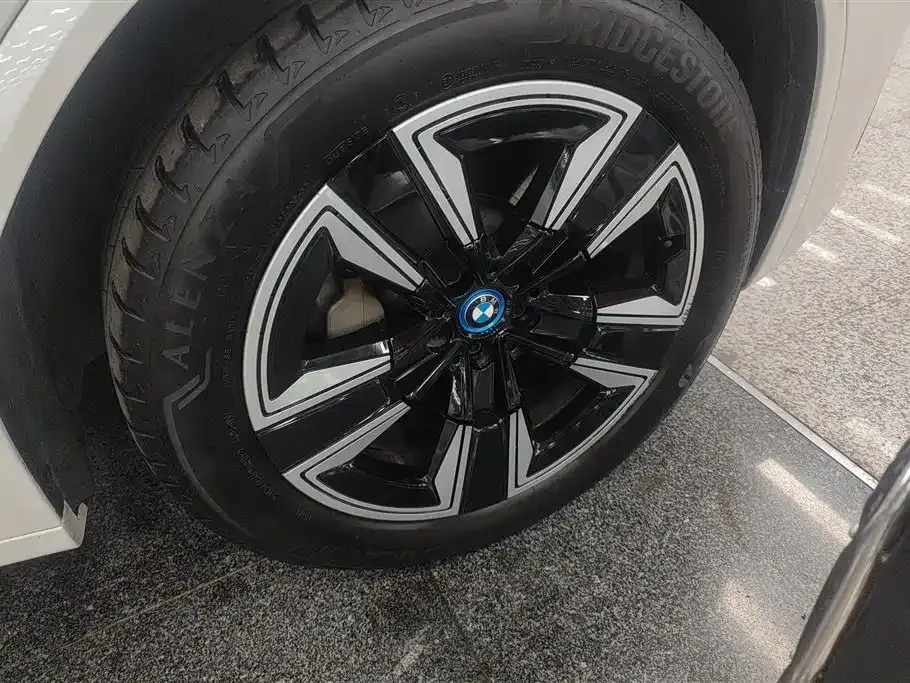 BMW iX3 — фото 10
