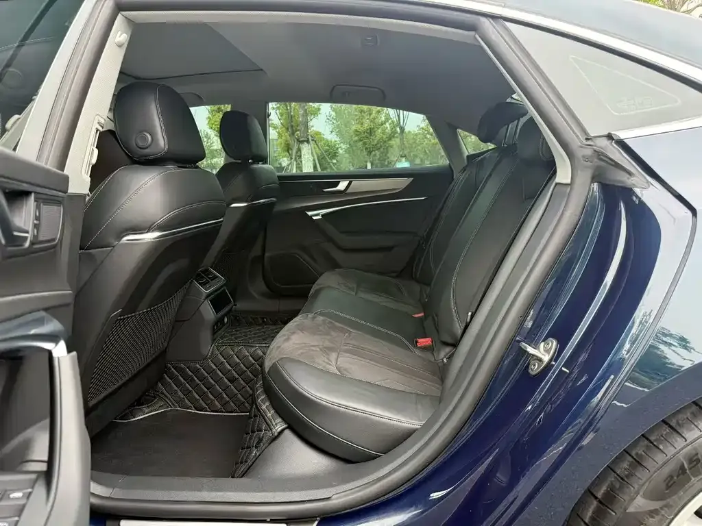 Audi A7L 2023 из CN, фото 2