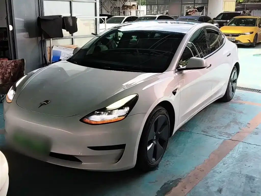 Tesla Model 3 — фото 1