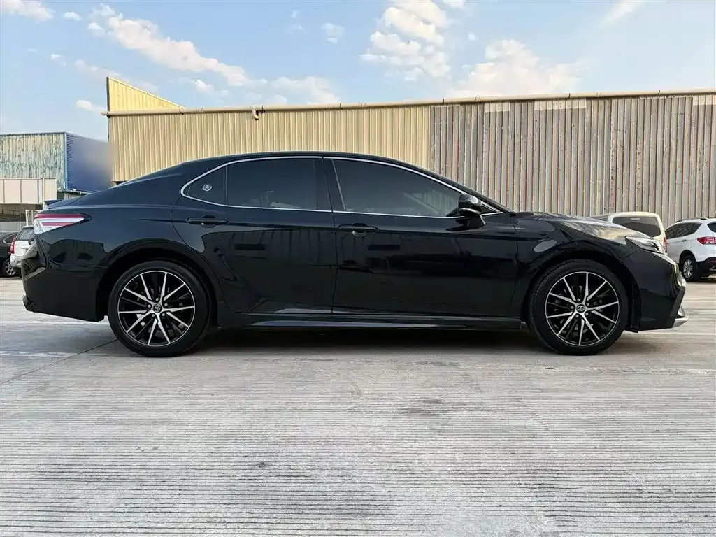 Toyota Camry — фото 4