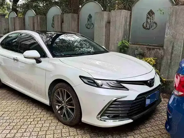 Toyota Camry — фото 1
