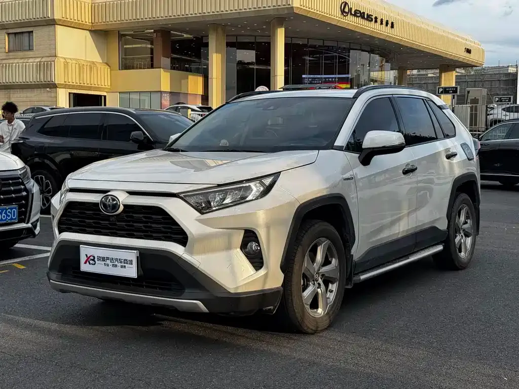 Toyota RAV4 — фото 1