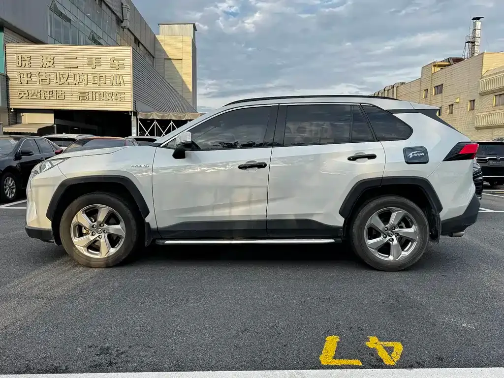 Toyota RAV4 — фото 6