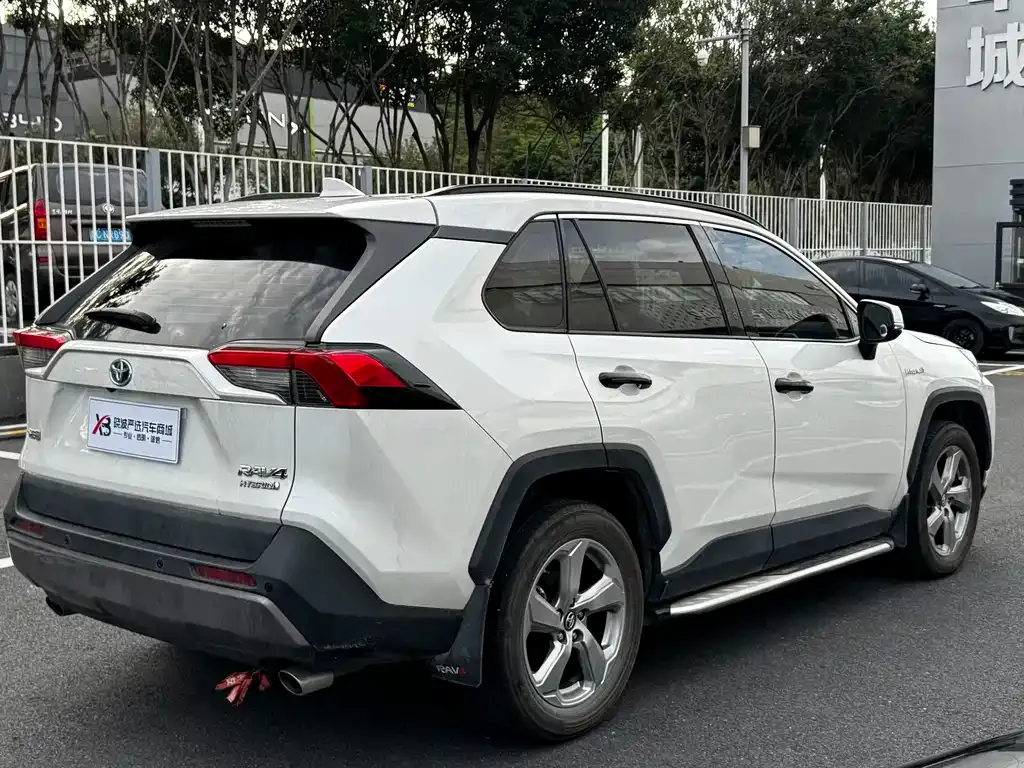 Toyota RAV4 — фото 8