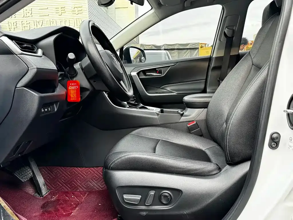 Toyota RAV4 — фото 7