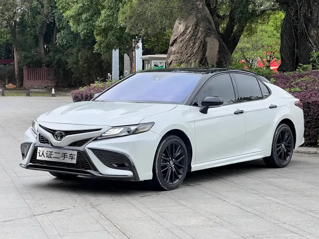 Toyota Camry — фото 1