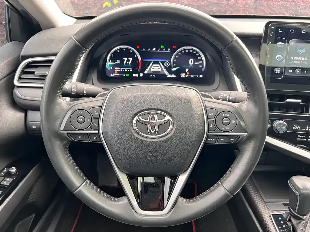 Toyota Camry — фото 7