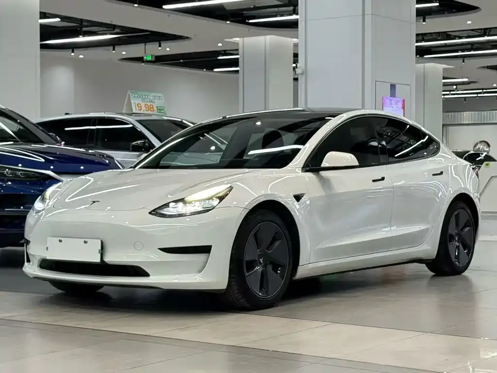 Tesla Model 3 — фото 1