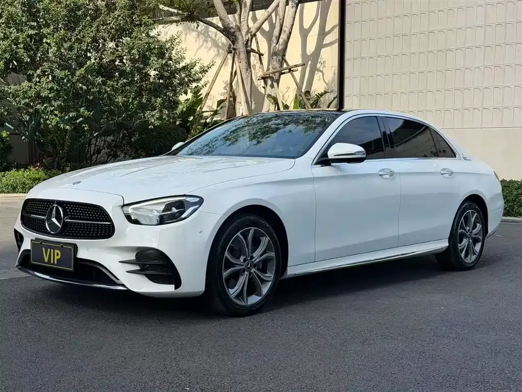 Mercedes-Benz E-Class — фото 1