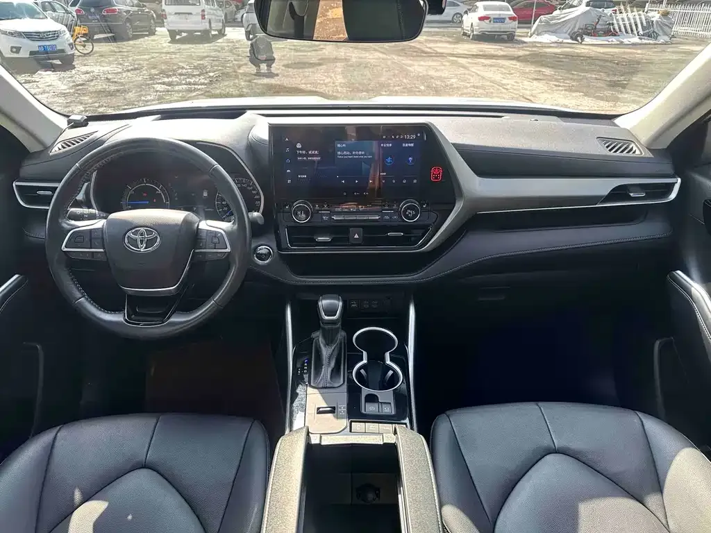 Toyota Highlander — фото 10