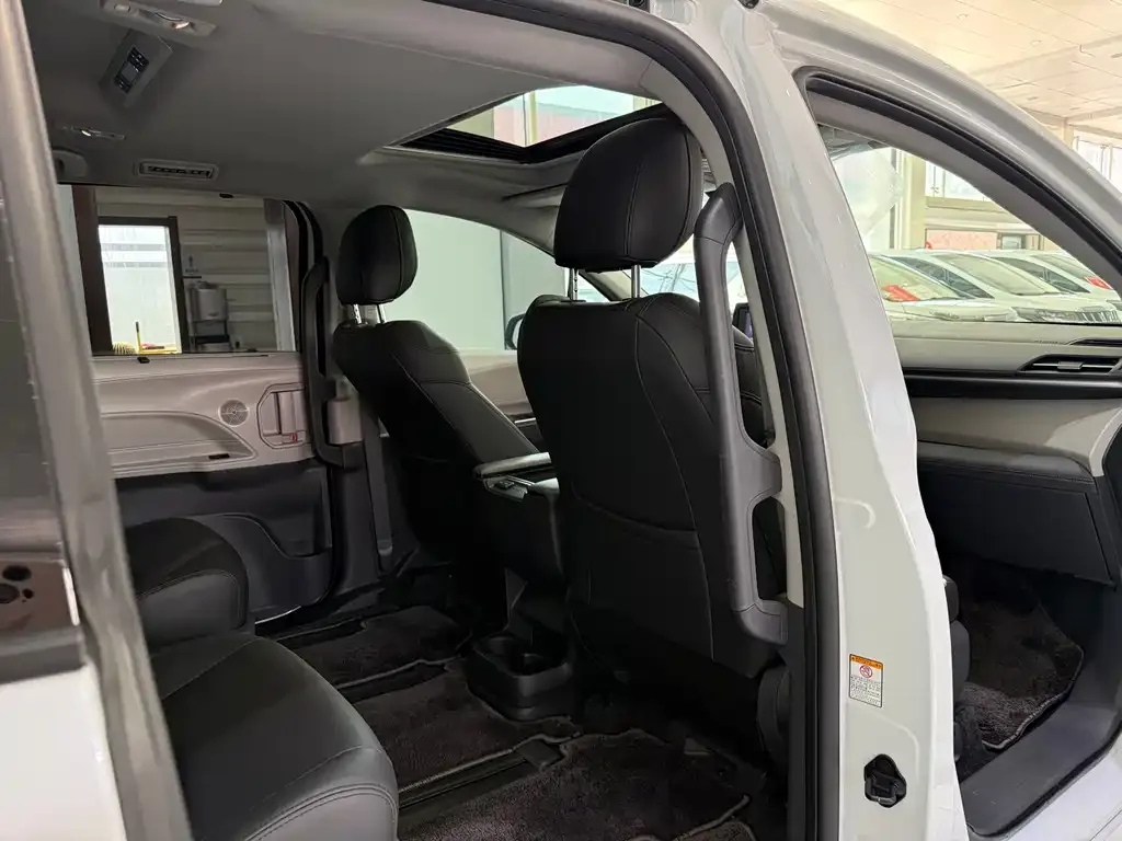 Toyota Sienna 2024 из CN, фото 4