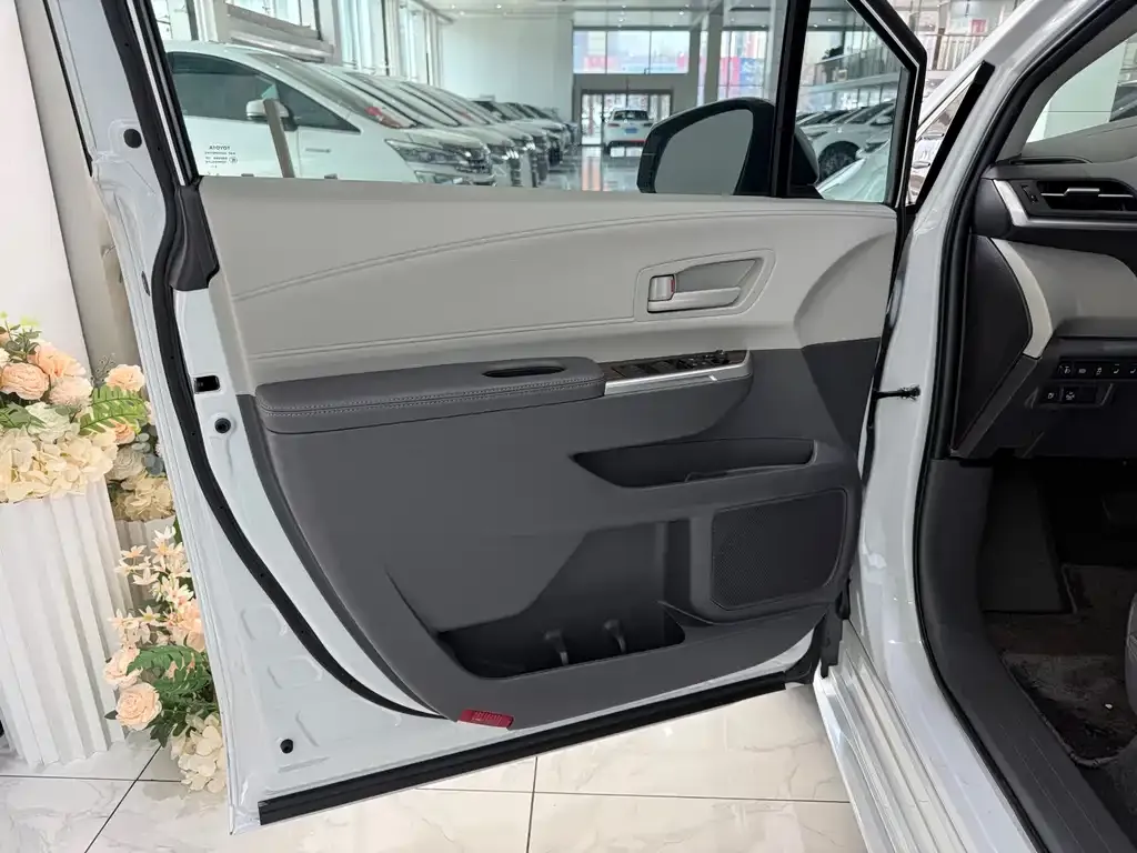Toyota Sienna 2024 из CN, фото 2