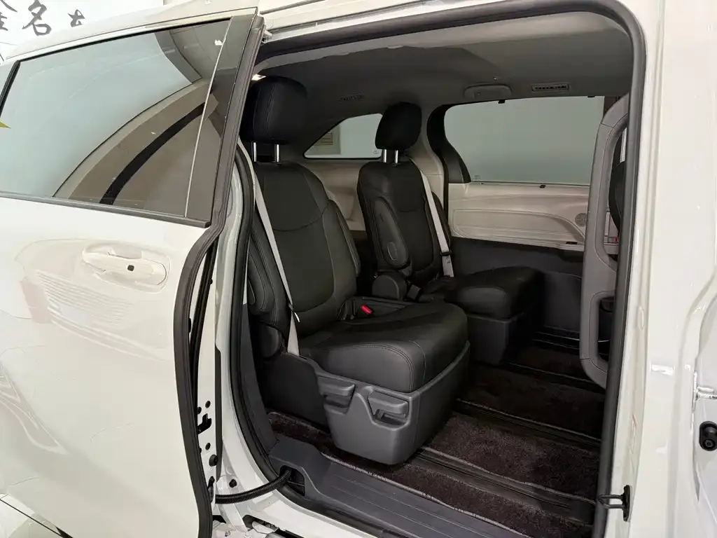 Toyota Sienna 2024 из CN, фото 3