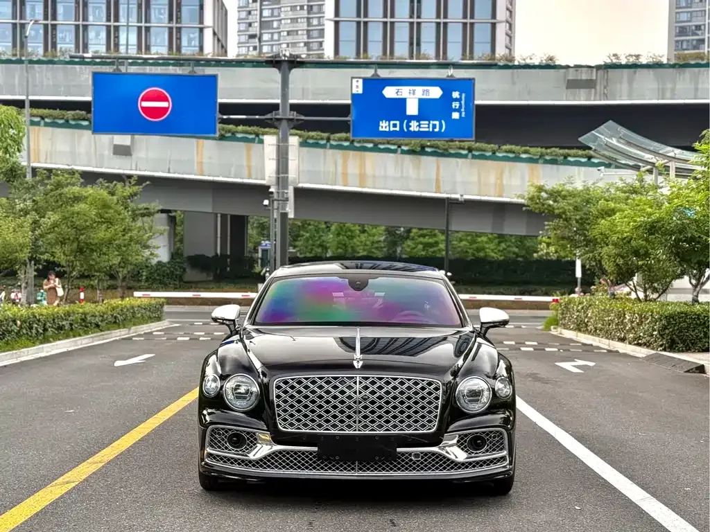 Bentley Flying Spur — фото 1