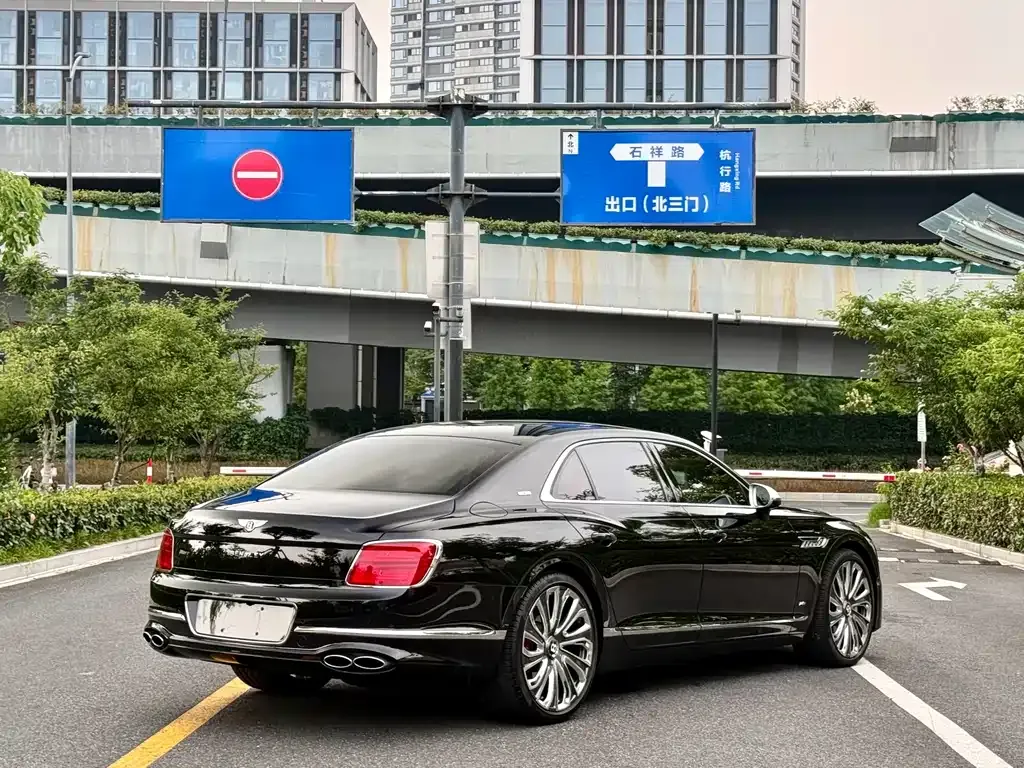 Bentley Flying Spur — фото 5