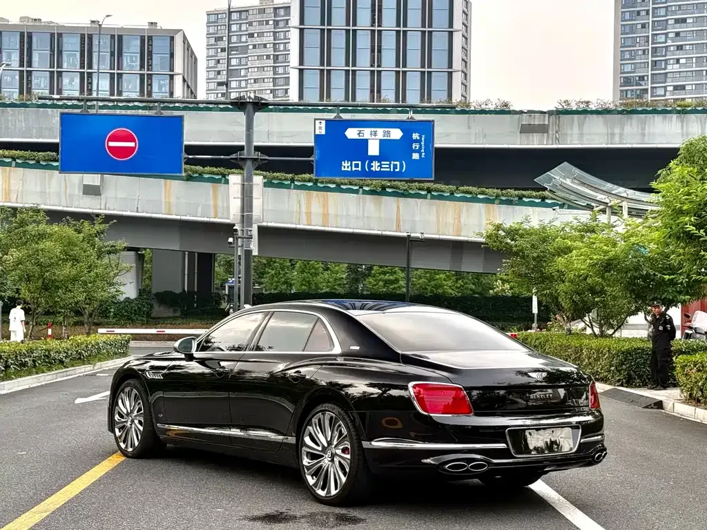 Bentley Flying Spur — фото 8