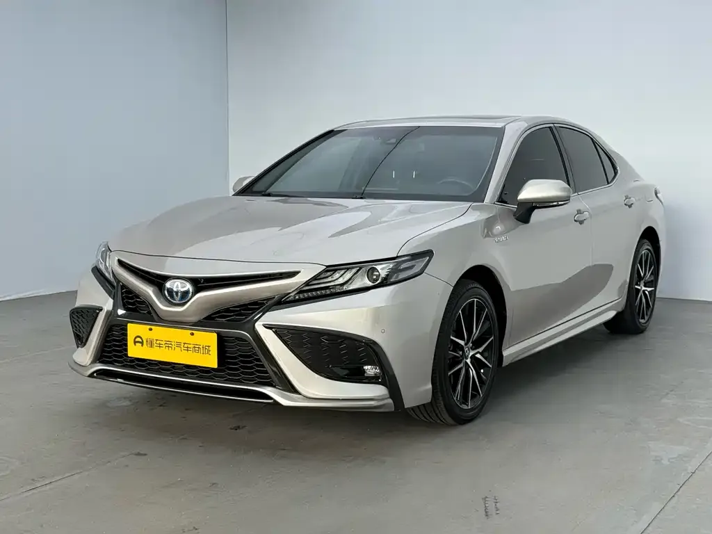 Toyota Camry — фото 1