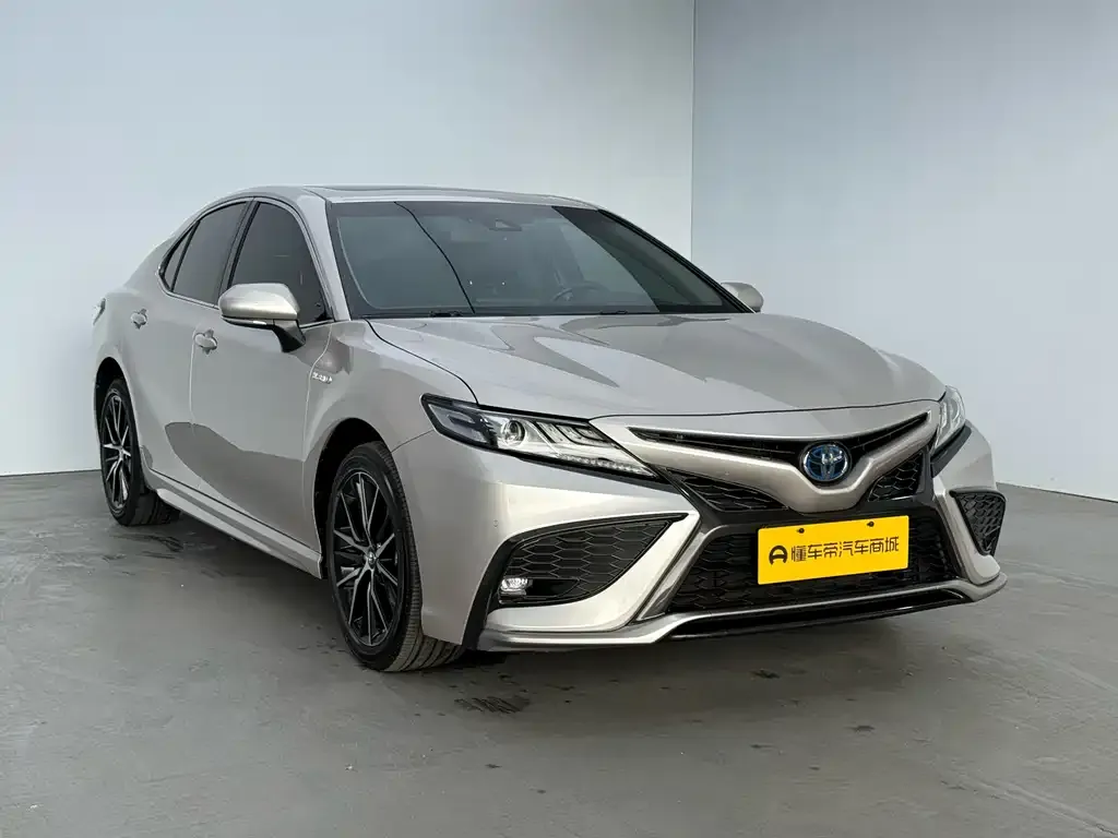Toyota Camry — фото 5