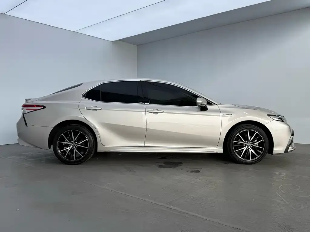Toyota Camry — фото 3