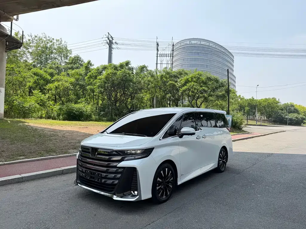 Toyota Vellfire — фото 1