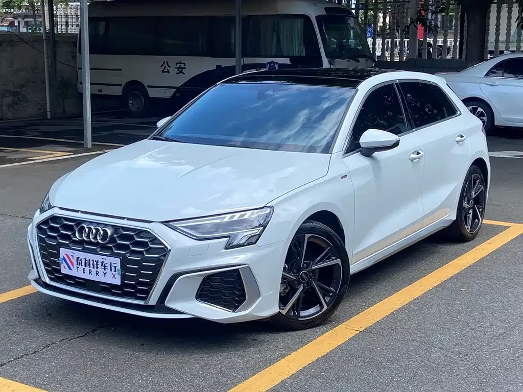 Audi A3 — фото 1