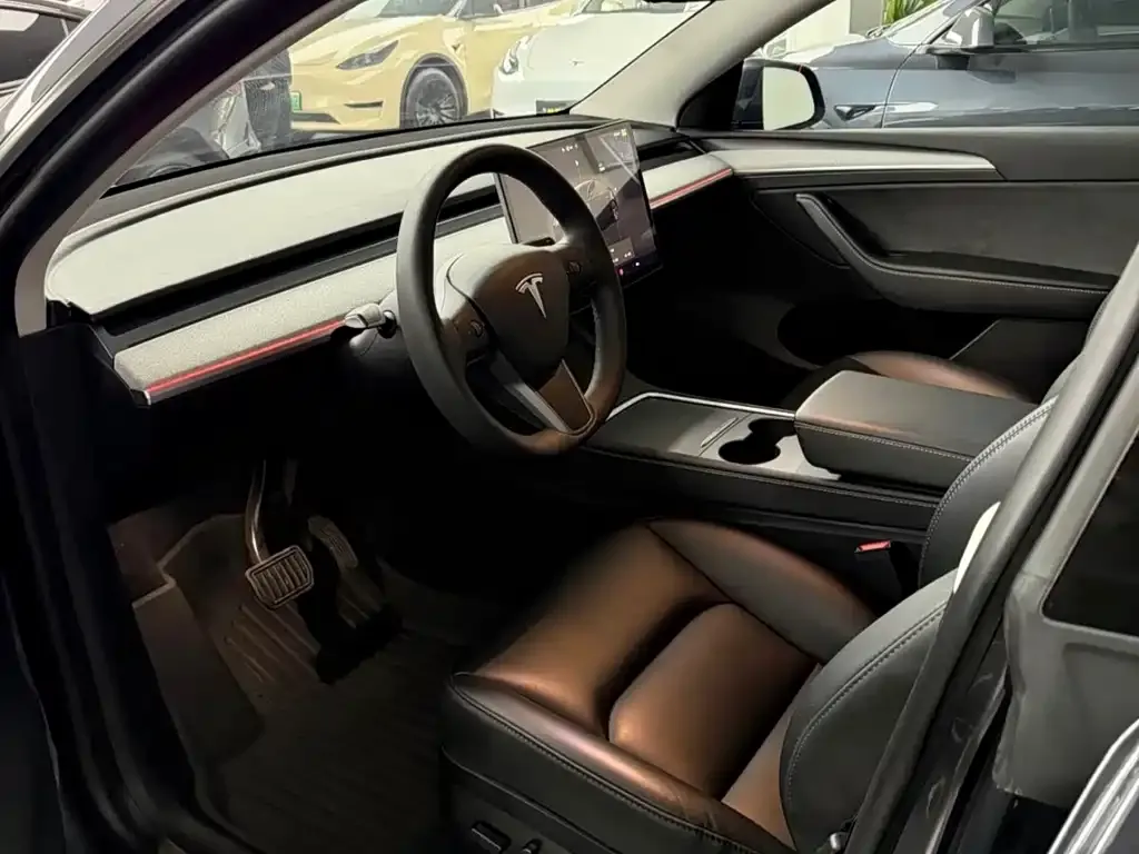 Tesla Model Y — фото 6