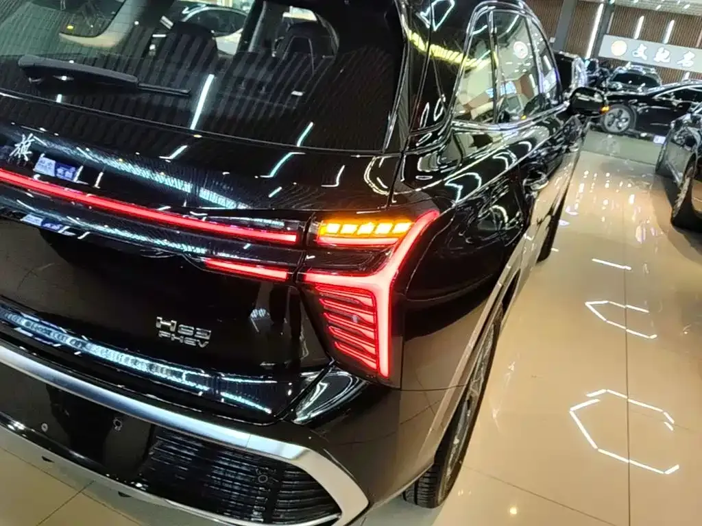 Hongqi HS3 PHEV — фото 3