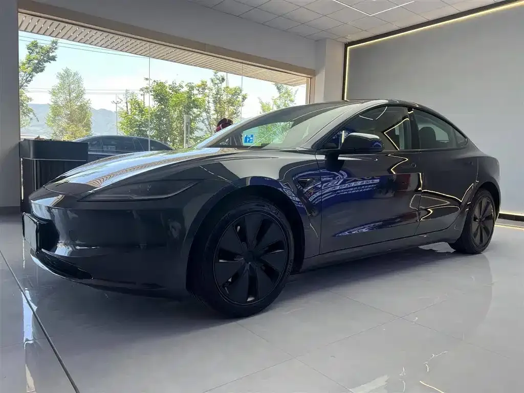 Tesla Model 3 — фото 1