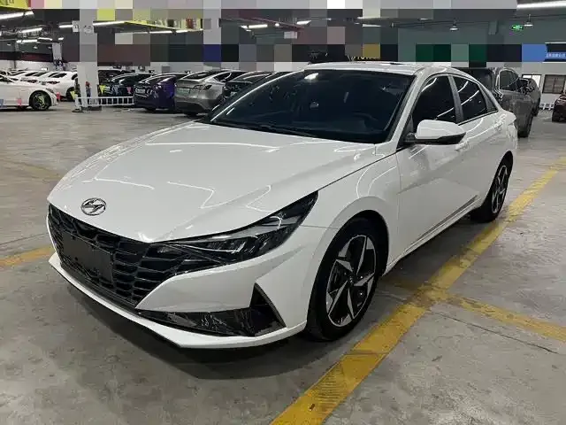 Hyundai Elantra — фото 1