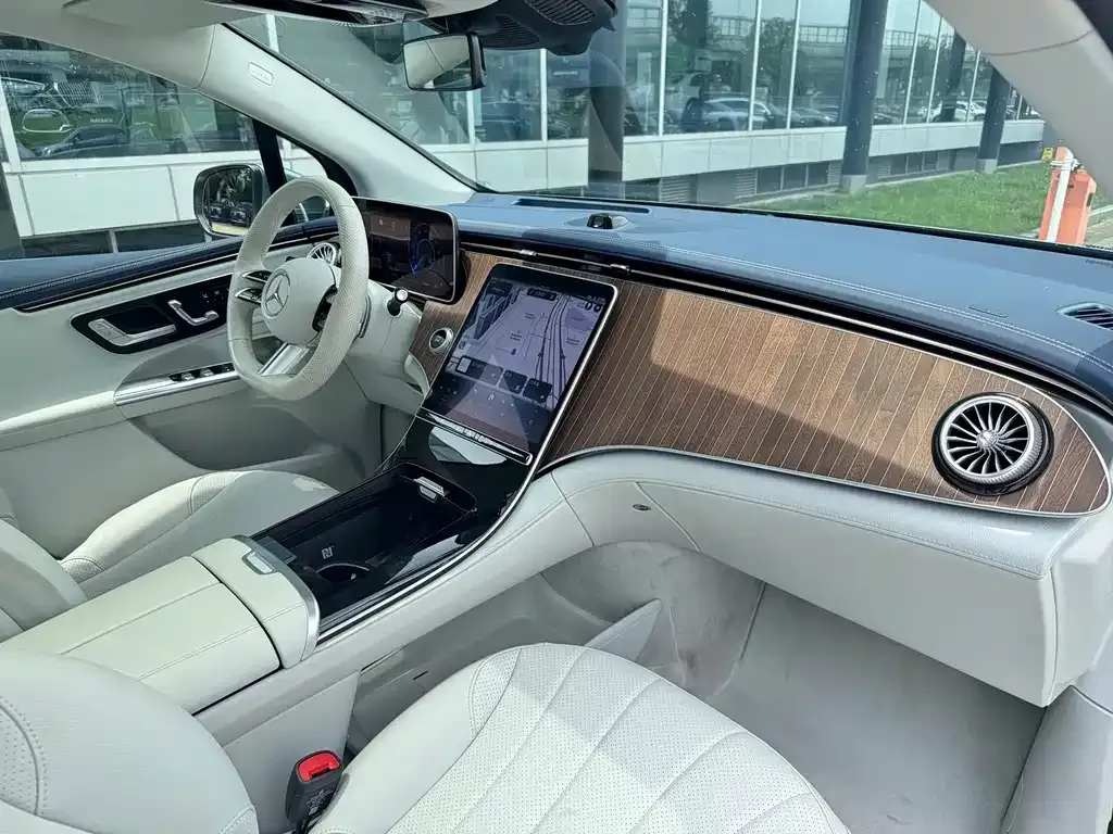 Mercedes-Benz EQE SUV — фото 10