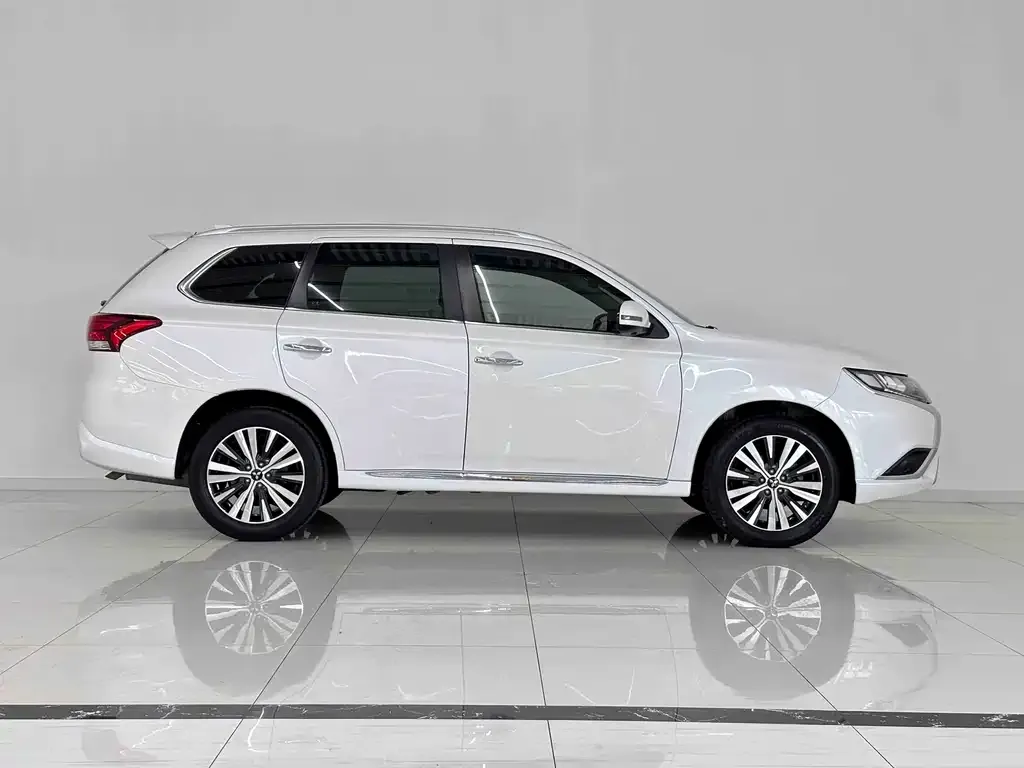 Mitsubishi Outlander — фото 7