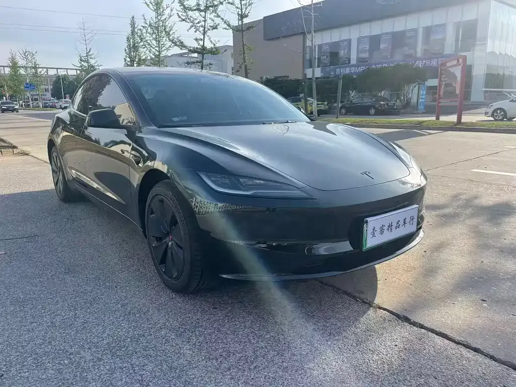 Tesla Model 3 — фото 1