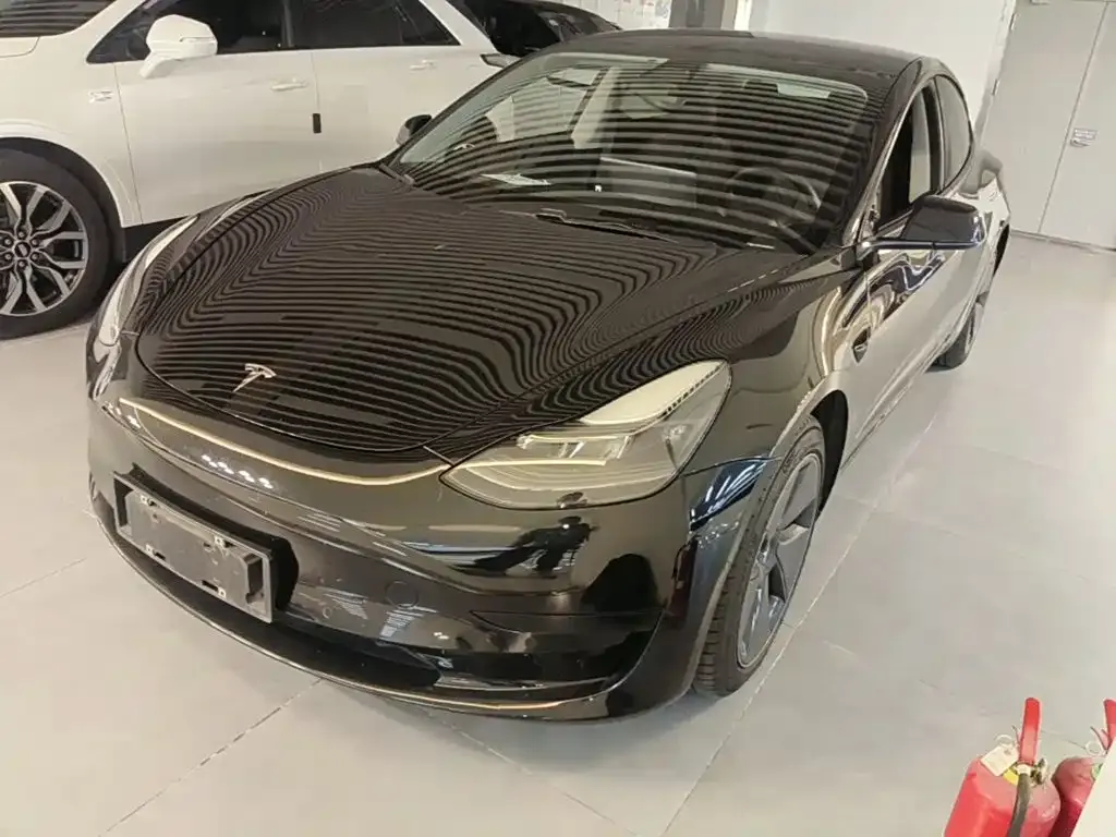 Tesla Model 3 — фото 1