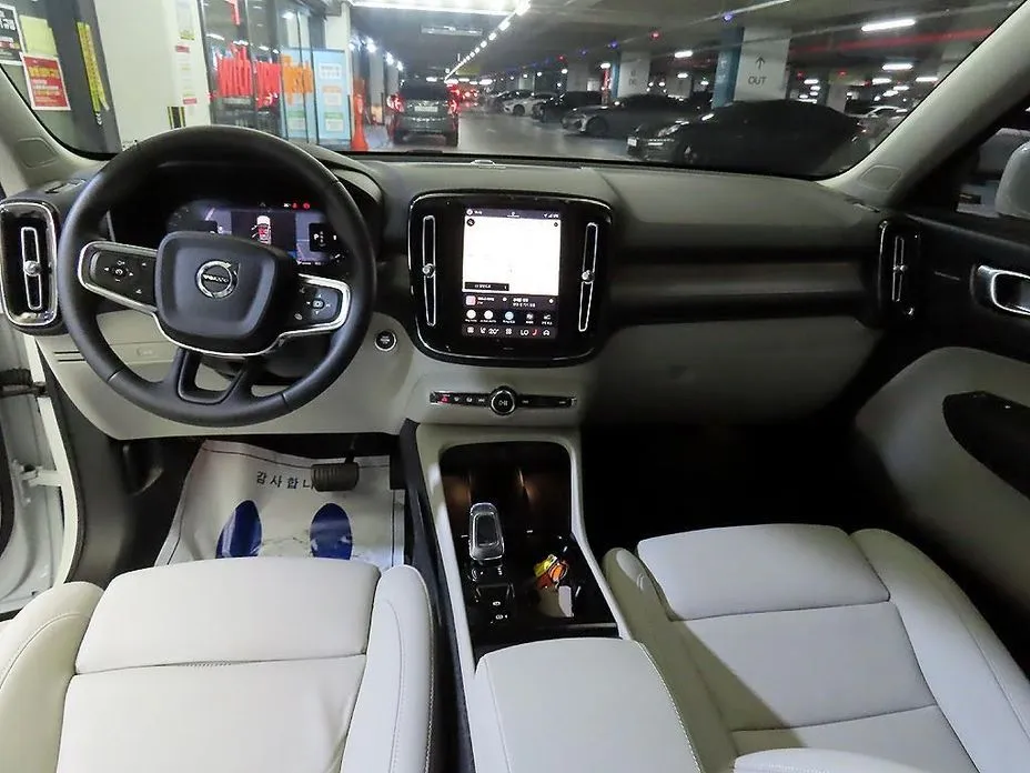 Volvo XC40 — фото 10